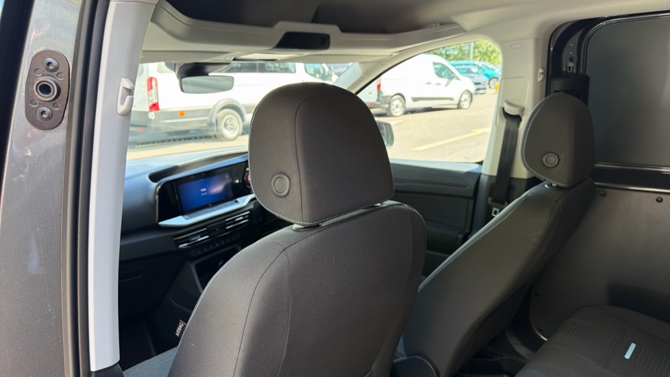 Ford Transit Connect 250 L2 Petrol 1.5 EcoBoost PHEV 150 Active FlexCab Van Auto - Image 18