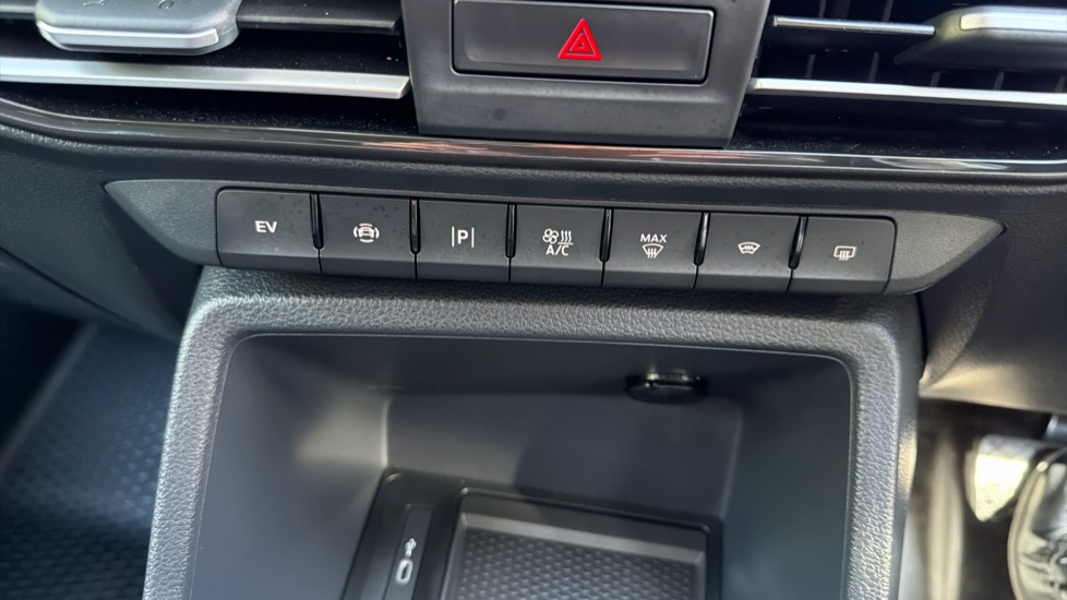 Ford Transit Connect 250 L2 Petrol 1.5 EcoBoost PHEV 150 Active FlexCab Van Auto - Image 24