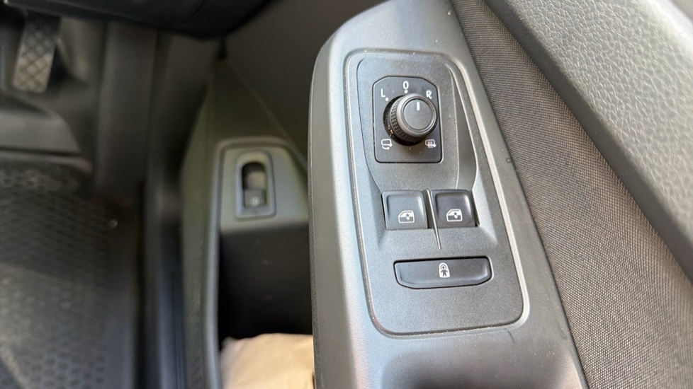 Ford Transit Connect 250 L2 Petrol 1.5 EcoBoost PHEV 150 Active FlexCab Van Auto - Image 30