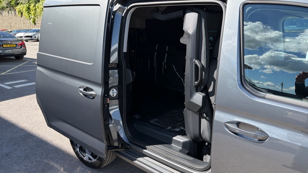 Ford Transit Connect 250 L2 Petrol 1.5 EcoBoost PHEV 150 Active FlexCab Van Auto - Image 32