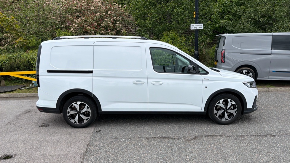 Ford Transit Connect 250 L2 Petrol 1.5 EcoBoost PHEV 150 Active FlexCab Van Auto - Image 9