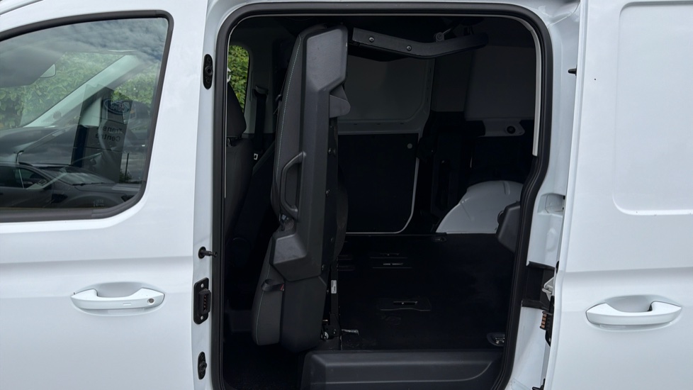 Ford Transit Connect 250 L2 Petrol 1.5 EcoBoost PHEV 150 Active FlexCab Van Auto - Image 31