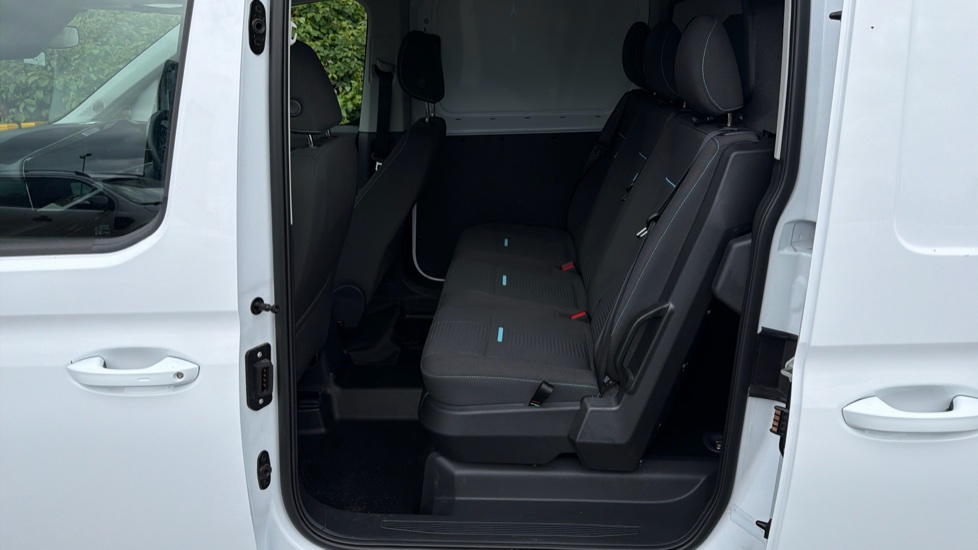 Ford Transit Connect 250 L2 Petrol 1.5 EcoBoost PHEV 150 Active FlexCab Van Auto - Image 33
