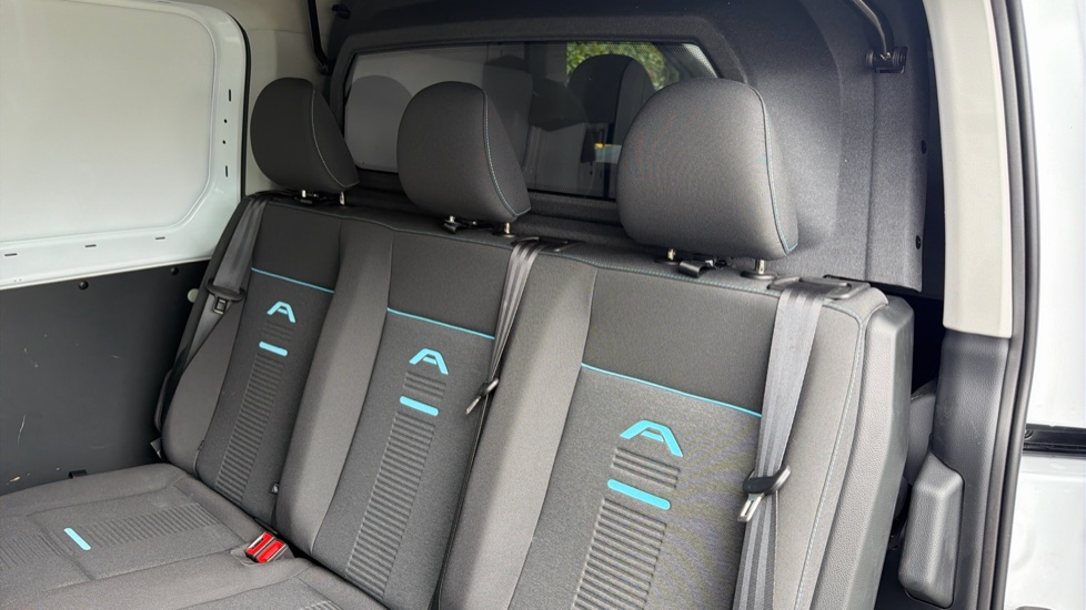 Ford Transit Connect 250 L2 Petrol 1.5 EcoBoost PHEV 150 Active FlexCab Van Auto - Image 34