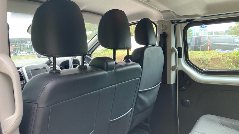 Renault Trafic Lwb Special Edition LL30 ENERGY dCi 145 Black Edition Crew Van - Image 18