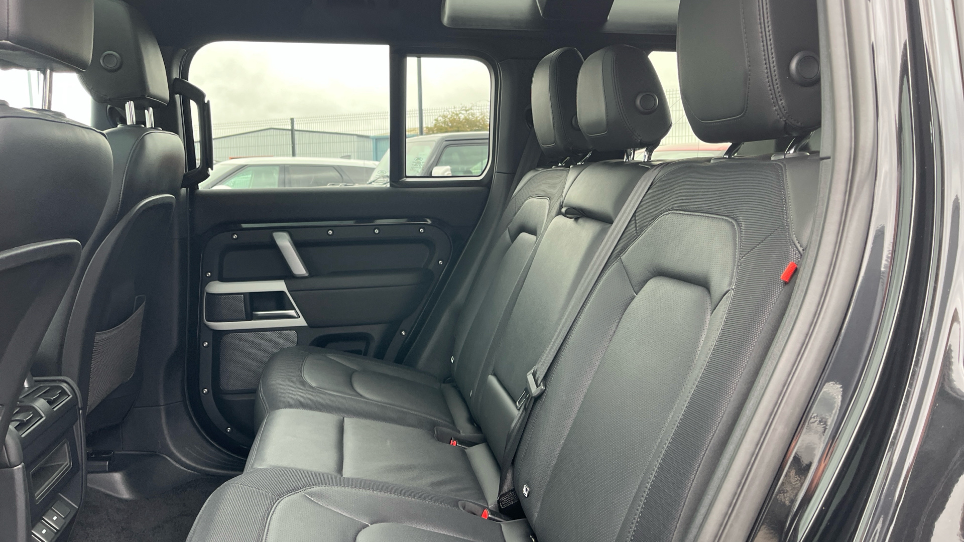 Used Land Rover Defender 110 2.0 P300 X-Dynamic SE Auto 4WD Euro 6 (s/s) 5dr - Image 12