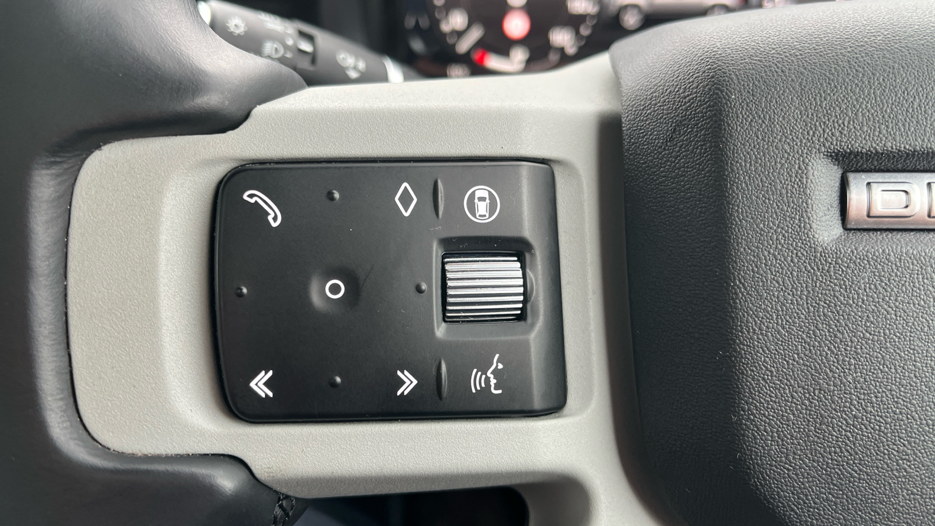 Used Land Rover Defender 110 2.0 P300 X-Dynamic SE Auto 4WD Euro 6 (s/s) 5dr - Image 17