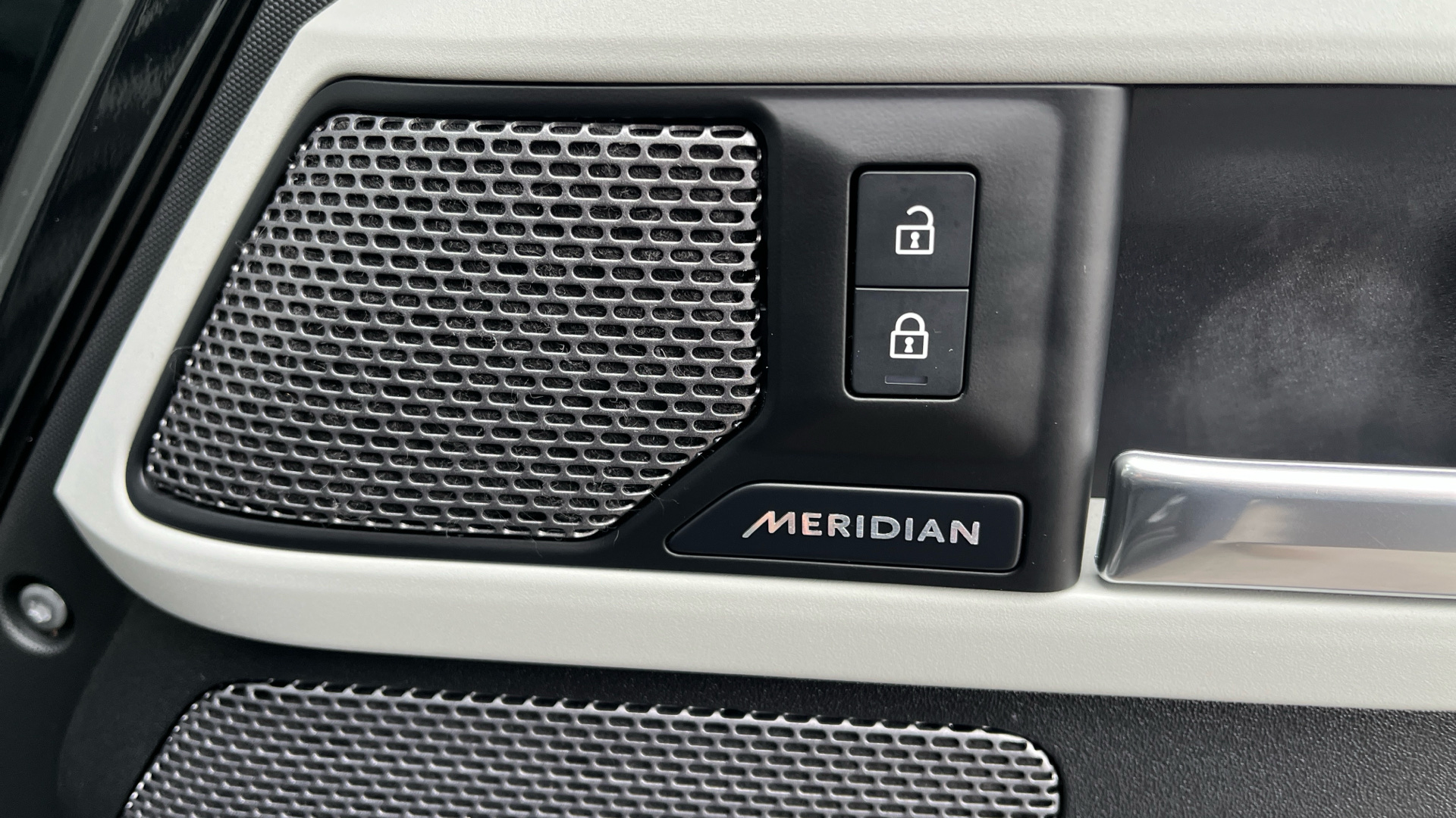 Used Land Rover Defender 110 2.0 P300 X-Dynamic SE Auto 4WD Euro 6 (s/s) 5dr - Image 37