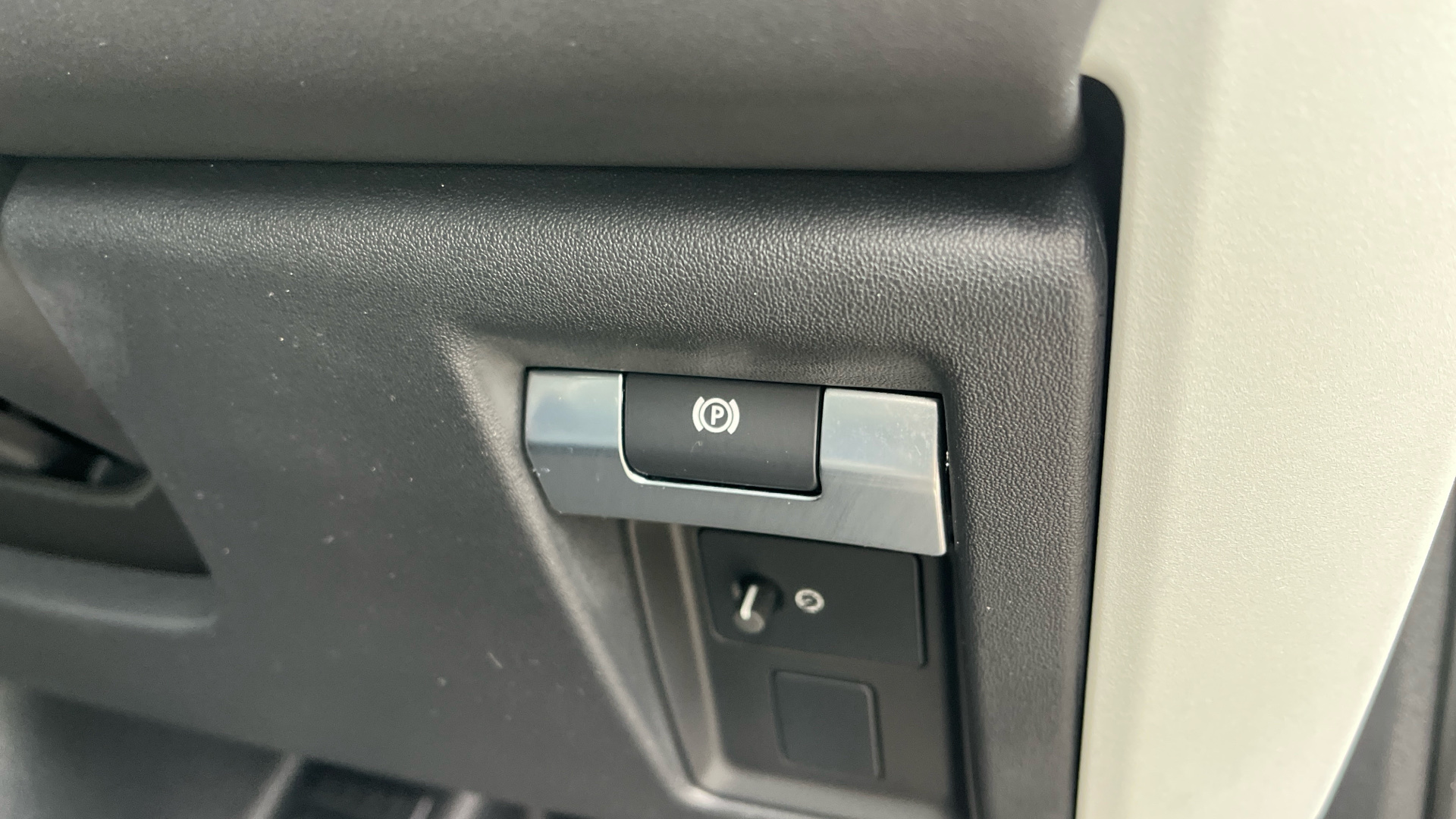 Used Land Rover Defender 110 2.0 P300 X-Dynamic SE Auto 4WD Euro 6 (s/s) 5dr - Image 39