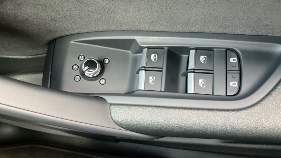 Audi Q5 40 TDI Quattro S Line 5dr S Tronic Diesel Estate - Image 40