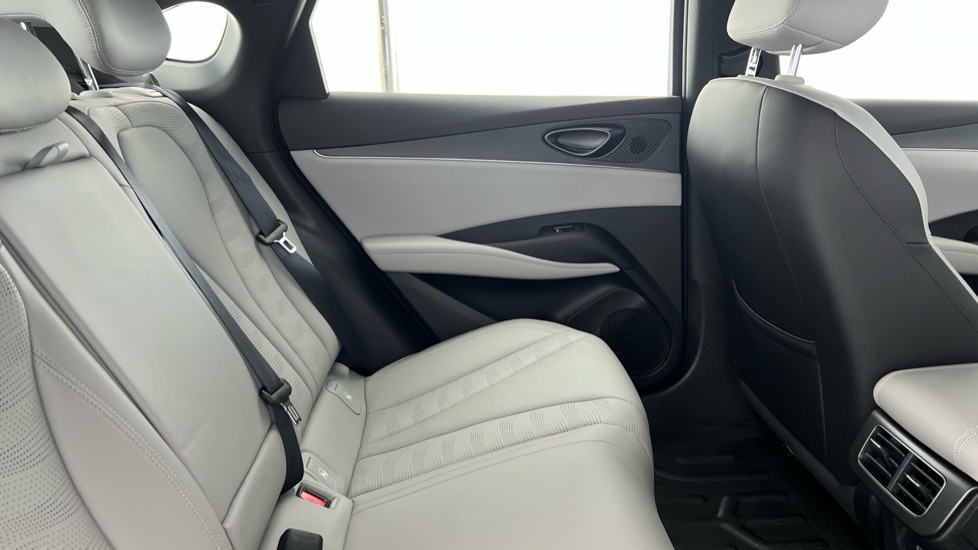 BYD Seal 6 1.5 DM-i Boost 4dr e-CVT Saloon - Image 12