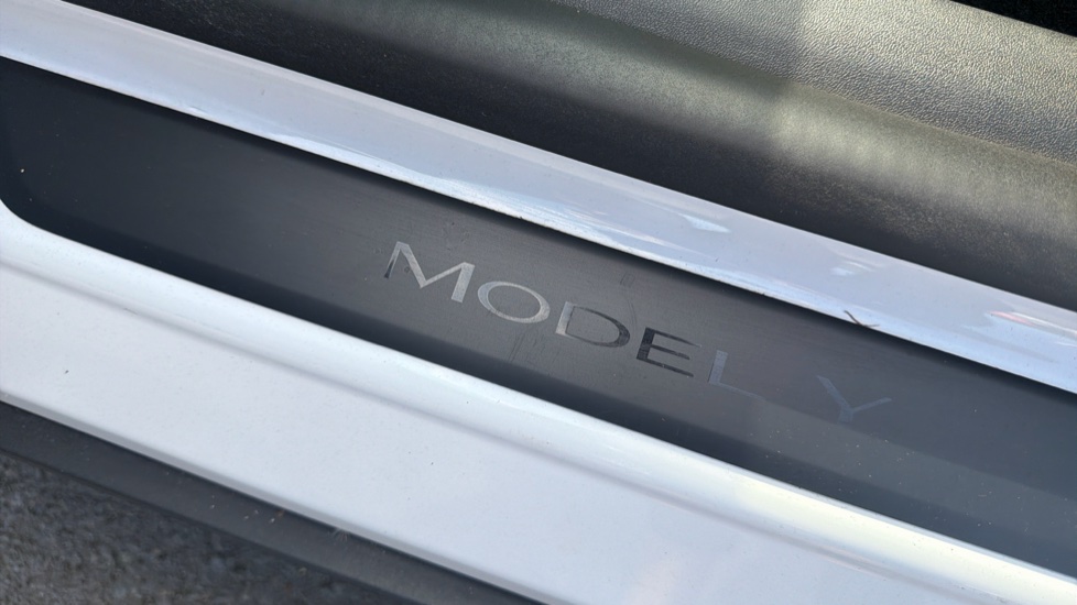 Tesla Model Y Long Range AWD 5dr Auto Electric Hatchback - Image 33