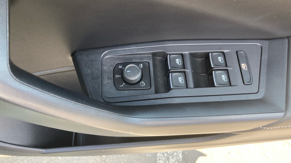 Volkswagen T-Roc 1.5 TSI Style 5dr DSG Petrol Hatchback - Image 31