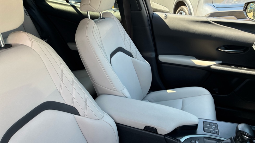 Lexus UX 250h 2.0 F-Sport Design 5dr CVT Hybrid Hatchback - Image 8