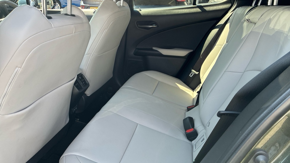 Lexus UX 250h 2.0 F-Sport Design 5dr CVT Hybrid Hatchback - Image 16