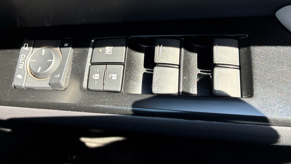 Lexus UX 250h 2.0 F-Sport Design 5dr CVT Hybrid Hatchback - Image 25
