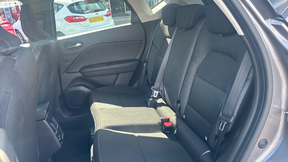 Renault Captur 1.3 TCE 140 Iconic 5dr Petrol Hatchback - Image 16