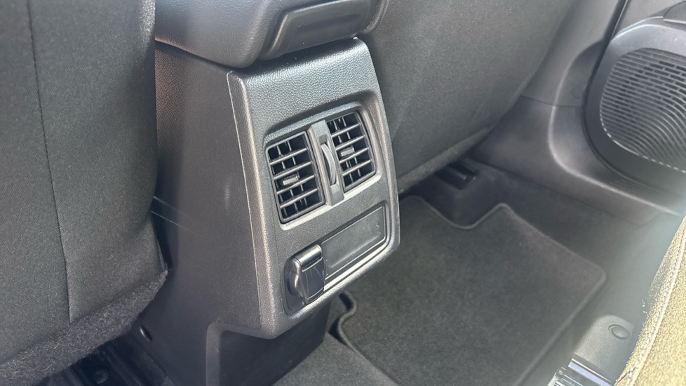 Renault Captur 1.3 TCE 140 Iconic 5dr Petrol Hatchback - Image 22