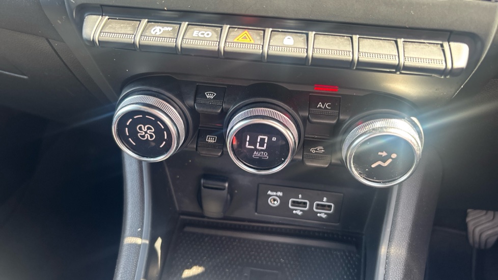 Renault Captur 1.3 TCE 140 Iconic 5dr Petrol Hatchback - Image 26