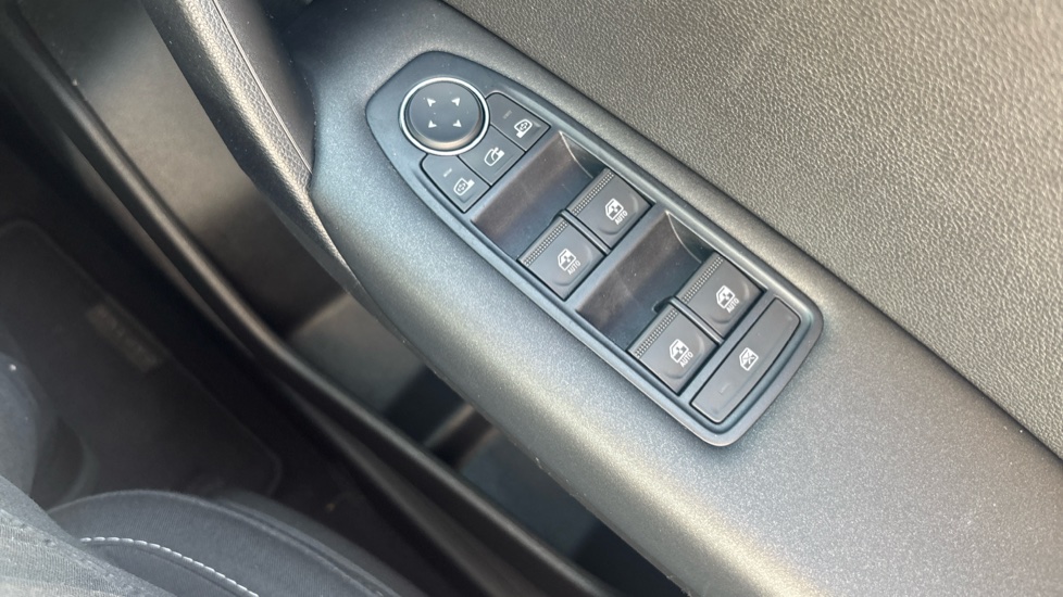 Renault Captur 1.3 TCE 140 Iconic 5dr Petrol Hatchback - Image 32