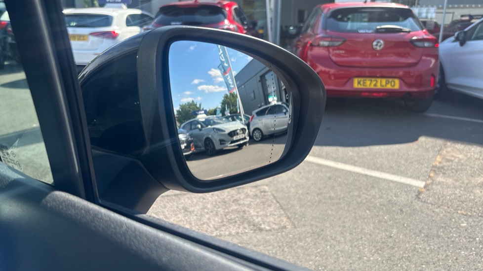 Renault Captur 1.3 TCE 140 Iconic 5dr Petrol Hatchback - Image 33