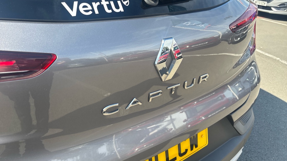 Renault Captur 1.3 TCE 140 Iconic 5dr Petrol Hatchback - Image 34