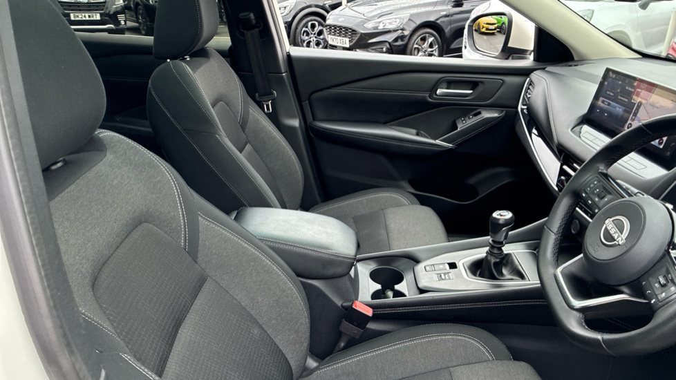 Nissan Qashqai 1.3 DiG-T MH N-Connecta 5dr Petrol Hatchback - Image 8