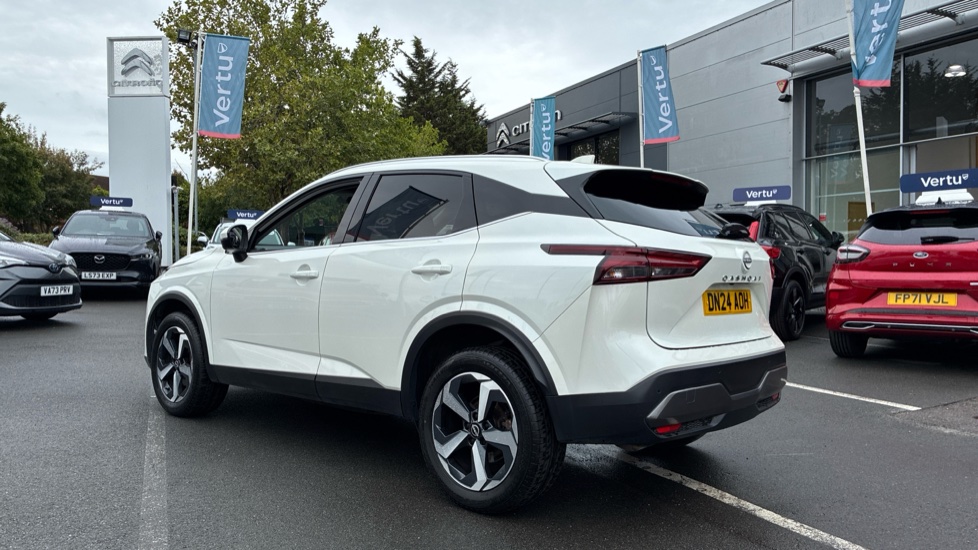 Nissan Qashqai 1.3 DiG-T MH N-Connecta 5dr Petrol Hatchback - Image 23