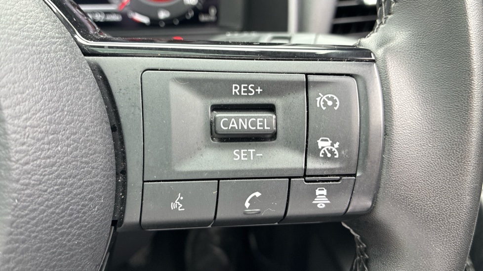 Nissan Qashqai 1.3 DiG-T MH N-Connecta 5dr Petrol Hatchback - Image 31