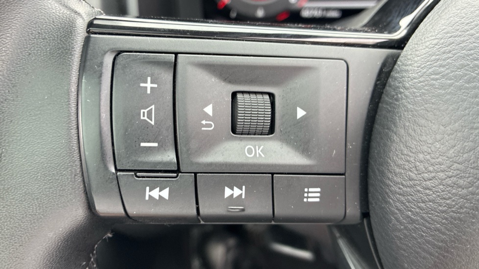 Nissan Qashqai 1.3 DiG-T MH N-Connecta 5dr Petrol Hatchback - Image 32