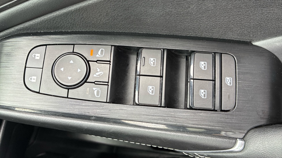 Nissan Qashqai 1.3 DiG-T MH N-Connecta 5dr Petrol Hatchback - Image 33