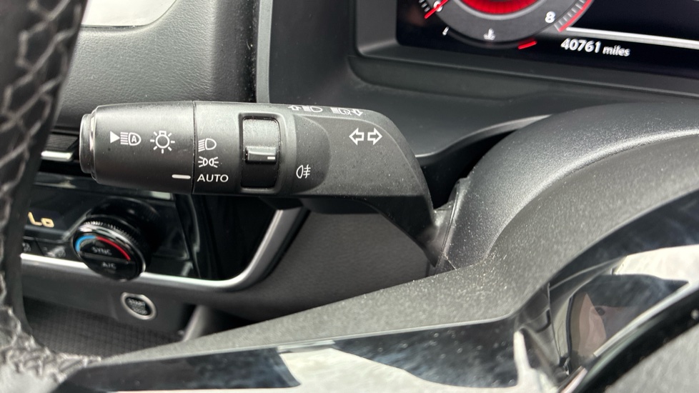 Nissan Qashqai 1.3 DiG-T MH N-Connecta 5dr Petrol Hatchback - Image 35
