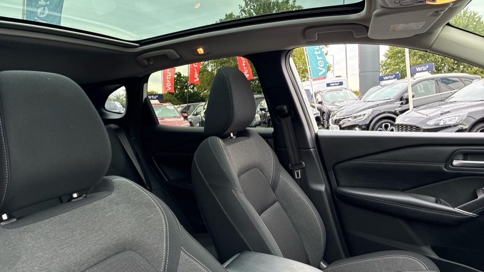 Nissan Qashqai 1.3 DiG-T MH N-Connecta 5dr Petrol Hatchback - Image 42
