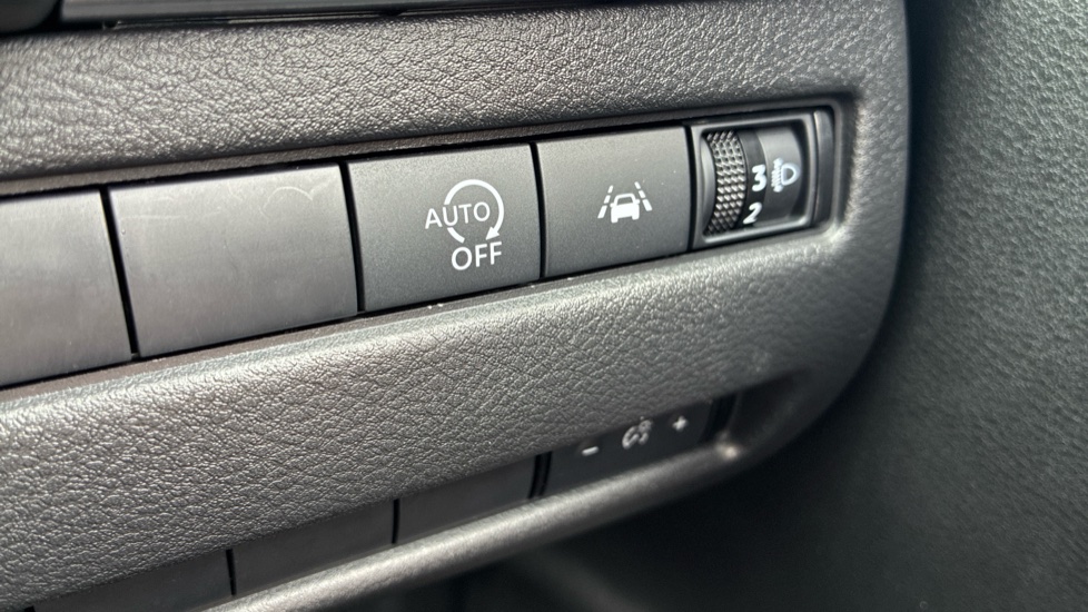 Nissan Qashqai 1.3 DiG-T MH 158 N-Connecta 5dr Xtronic Petrol Hatchback - Image 24