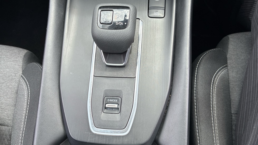 Nissan Qashqai 1.3 DiG-T MH 158 N-Connecta 5dr Xtronic Petrol Hatchback - Image 27