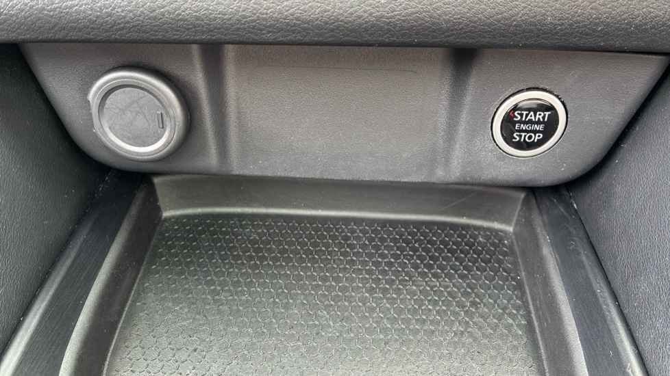 Nissan Qashqai 1.3 DiG-T MH 158 N-Connecta 5dr Xtronic Petrol Hatchback - Image 28
