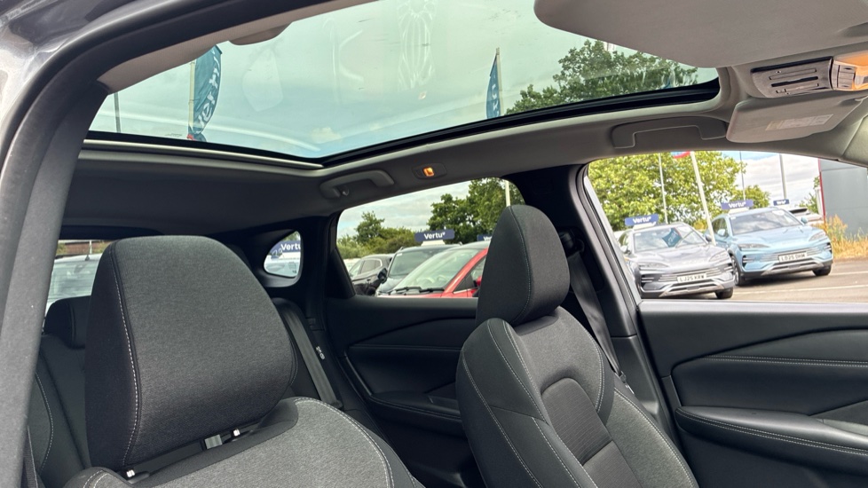Nissan Qashqai 1.3 DiG-T MH 158 N-Connecta 5dr Xtronic Petrol Hatchback - Image 31