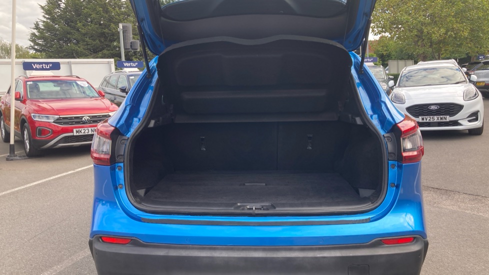 Nissan Qashqai 1.3 DiG-T N-Connecta 5dr [Glass Roof Pack] Petrol Hatchback - Image 4
