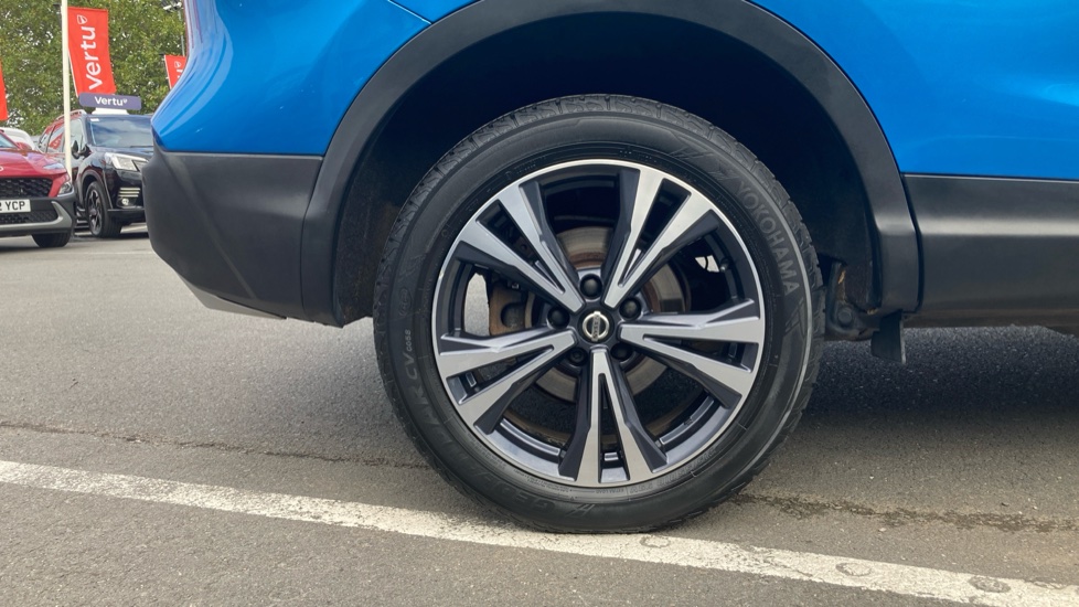 Nissan Qashqai 1.3 DiG-T N-Connecta 5dr [Glass Roof Pack] Petrol Hatchback - Image 7