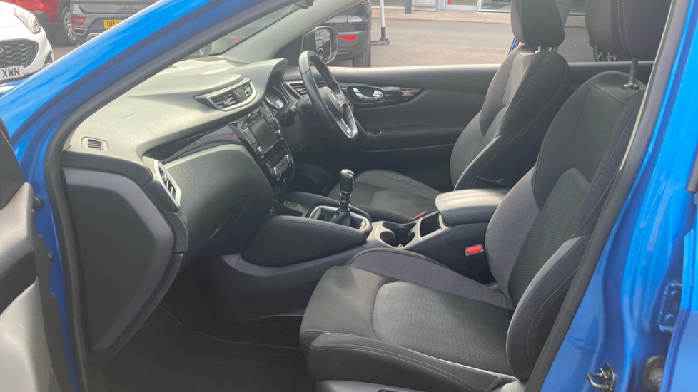 Nissan Qashqai 1.3 DiG-T N-Connecta 5dr [Glass Roof Pack] Petrol Hatchback - Image 8