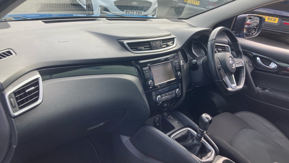 Nissan Qashqai 1.3 DiG-T N-Connecta 5dr [Glass Roof Pack] Petrol Hatchback - Image 9