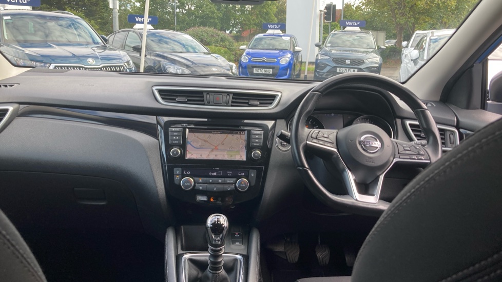 Nissan Qashqai 1.3 DiG-T N-Connecta 5dr [Glass Roof Pack] Petrol Hatchback - Image 10