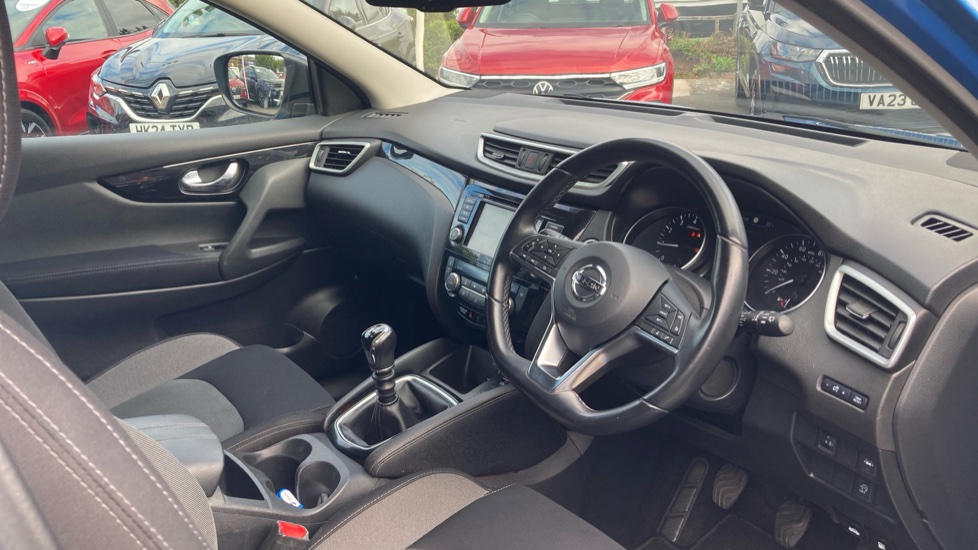 Nissan Qashqai 1.3 DiG-T N-Connecta 5dr [Glass Roof Pack] Petrol Hatchback - Image 11