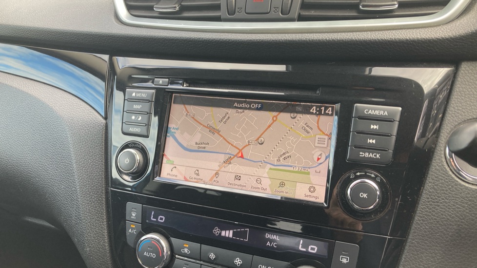 Nissan Qashqai 1.3 DiG-T N-Connecta 5dr [Glass Roof Pack] Petrol Hatchback - Image 12
