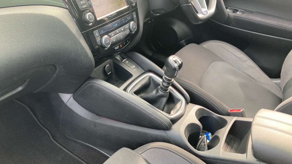 Nissan Qashqai 1.3 DiG-T N-Connecta 5dr [Glass Roof Pack] Petrol Hatchback - Image 13