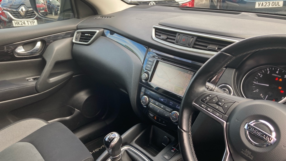 Nissan Qashqai 1.3 DiG-T N-Connecta 5dr [Glass Roof Pack] Petrol Hatchback - Image 14