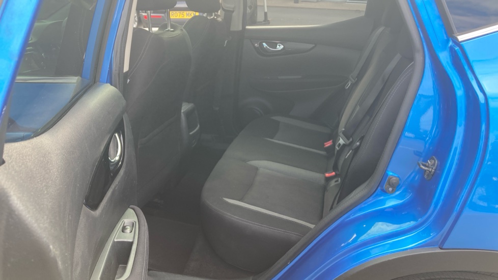 Nissan Qashqai 1.3 DiG-T N-Connecta 5dr [Glass Roof Pack] Petrol Hatchback - Image 16
