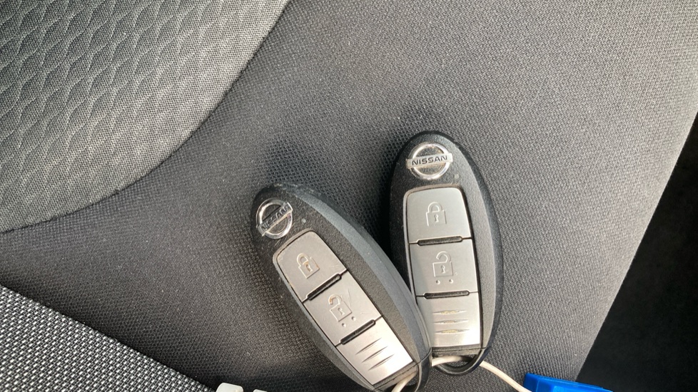 Nissan Qashqai 1.3 DiG-T N-Connecta 5dr [Glass Roof Pack] Petrol Hatchback - Image 20