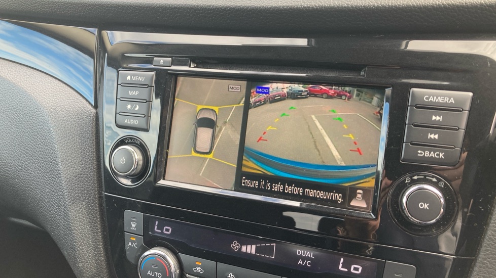 Nissan Qashqai 1.3 DiG-T N-Connecta 5dr [Glass Roof Pack] Petrol Hatchback - Image 21