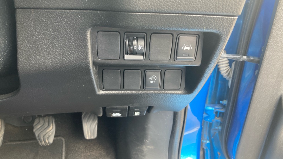 Nissan Qashqai 1.3 DiG-T N-Connecta 5dr [Glass Roof Pack] Petrol Hatchback - Image 24